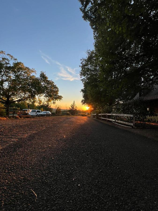 Emplacement Tente Camping Car Saint-Aubin-de-Nabirat Екстериор снимка