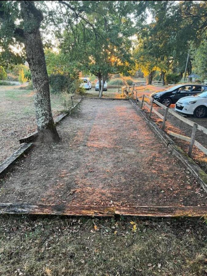 Emplacement Tente Camping Car Saint-Aubin-de-Nabirat Екстериор снимка