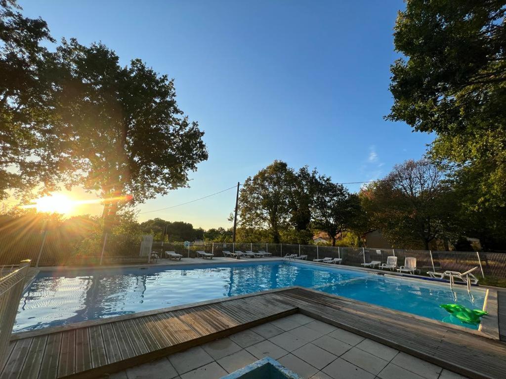 Emplacement Tente Camping Car Saint-Aubin-de-Nabirat Екстериор снимка